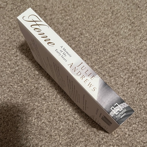 "Home: A Memoir of My Early Years" Paperback Book by Julie Andrews - Picture 3 of 3